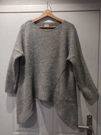 Sweter z asymetrycznych dołem