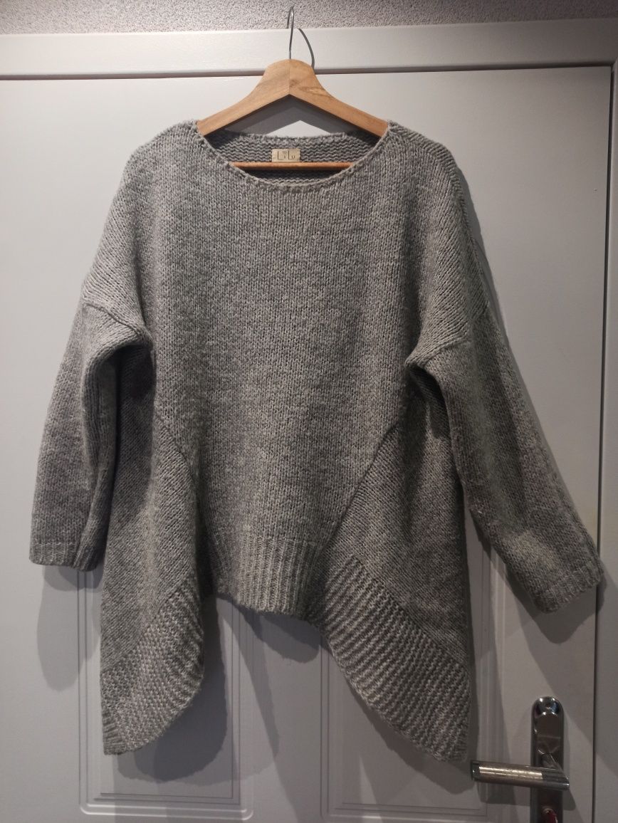 Sweter z asymetrycznych dołem