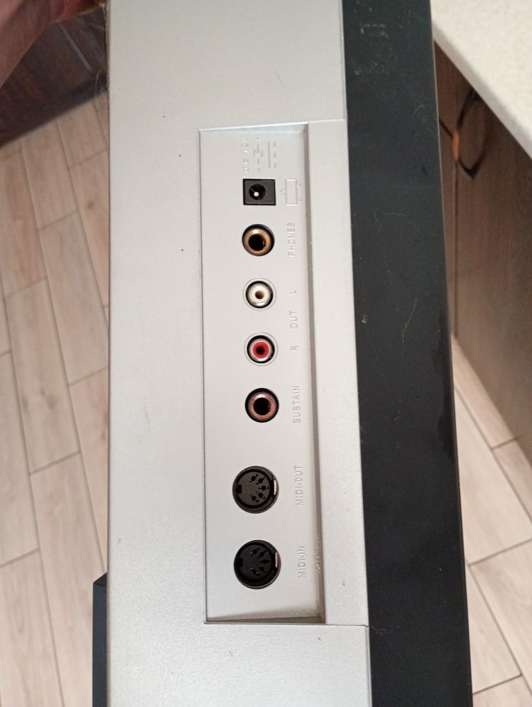 Продам Синтезатор Bravis KB-820
