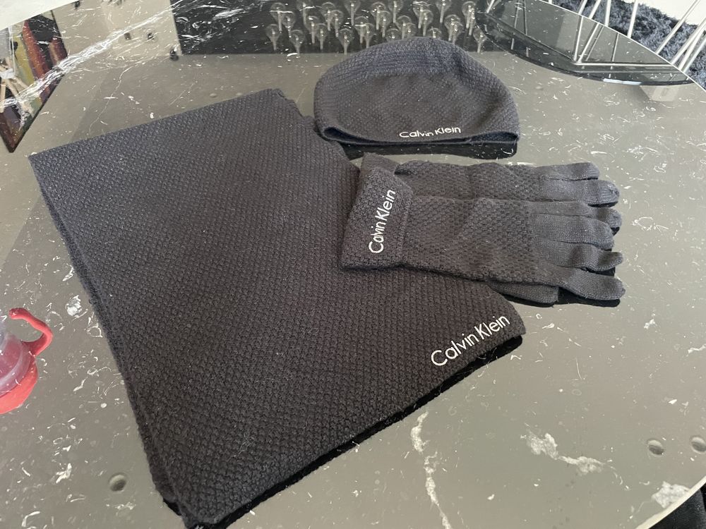 Calvin Klein Komplet zimowy rekawiczki, czapka, szalik czarny