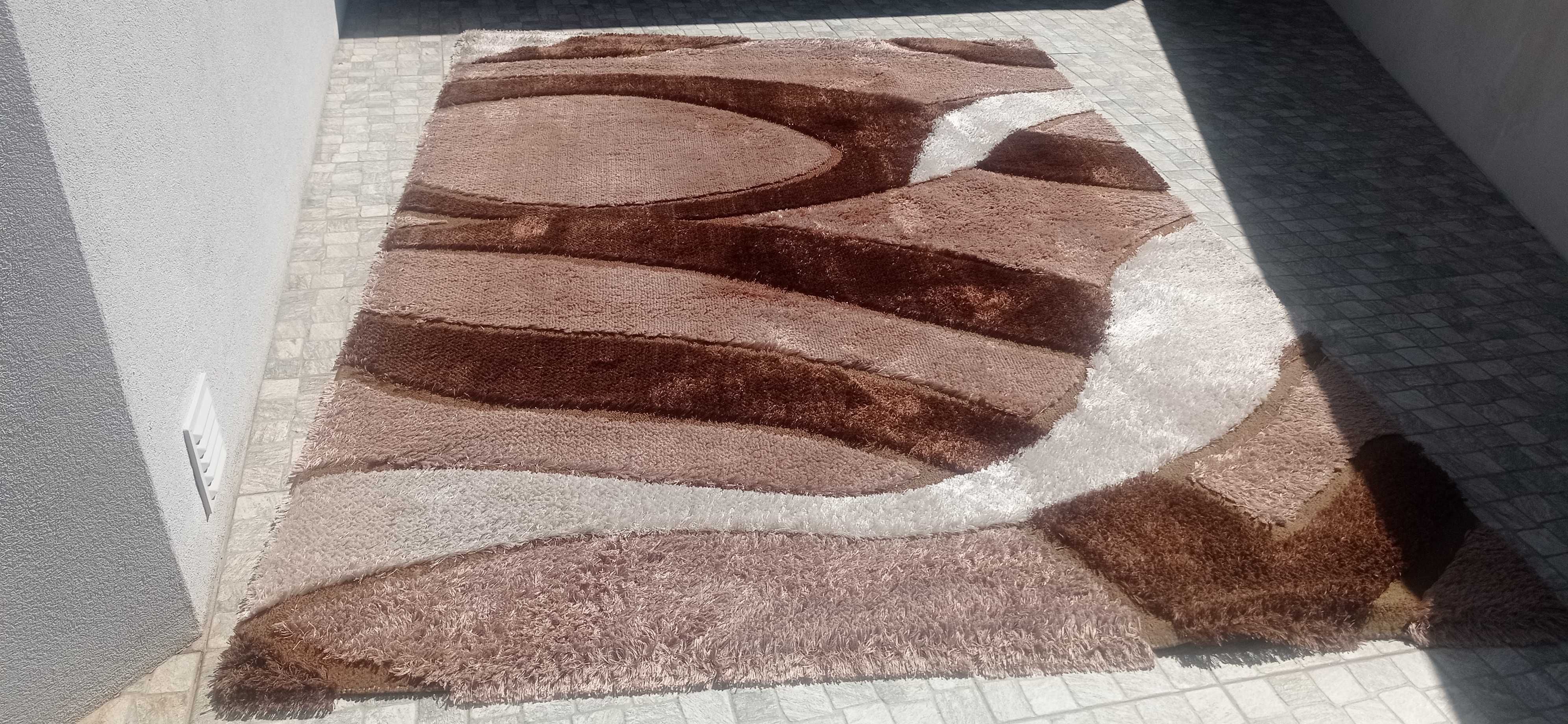 Duas carpetes como novas pelo médio.