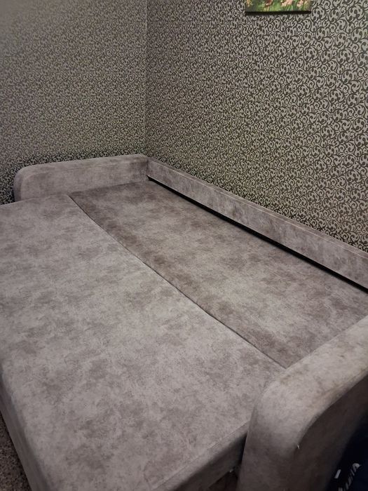 Продам диван в задовільному стані. Ціна  5000 грн.