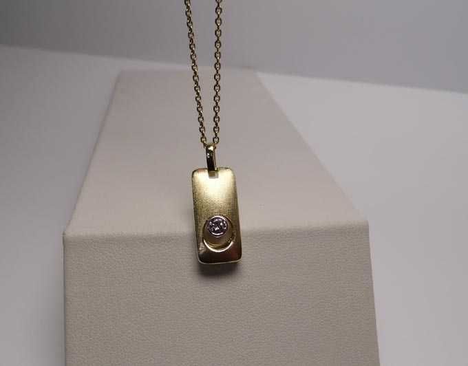 Złota prostokątna zawieszka z diamentem brylant 0,13 ct.