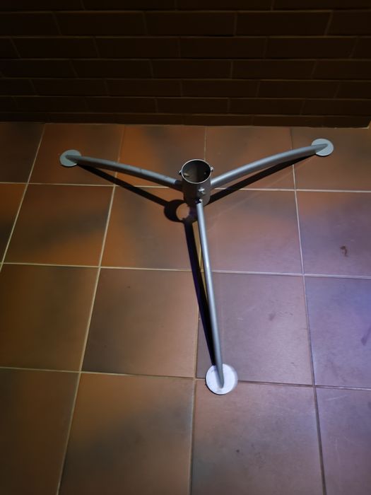 Metalowy stojak na żywą choinkę