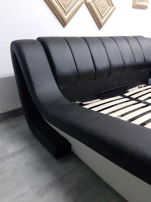 Стильне м‘яке двоспальне ліжко. Ліжко подіум.