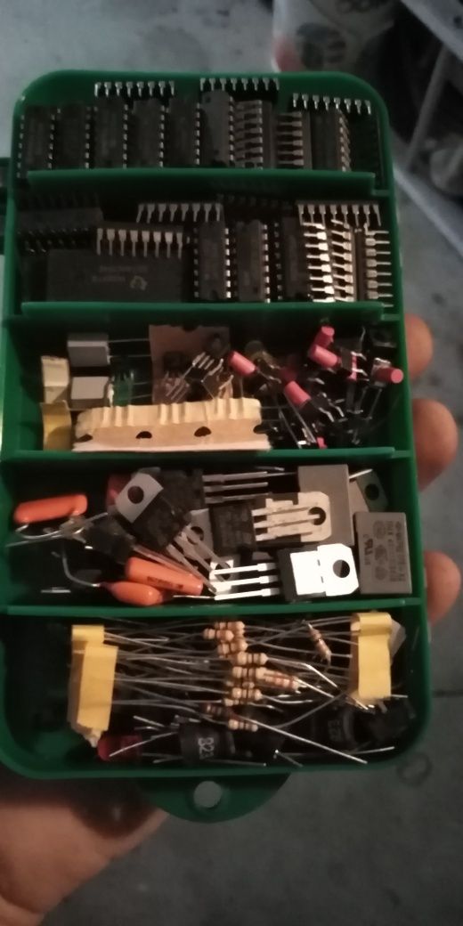 Caixa com peças electrónicas