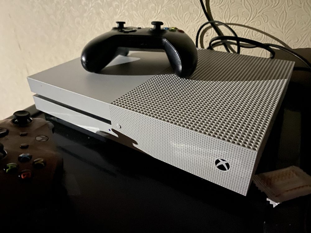 XBOX ONE S blue ray + 2 геймпада