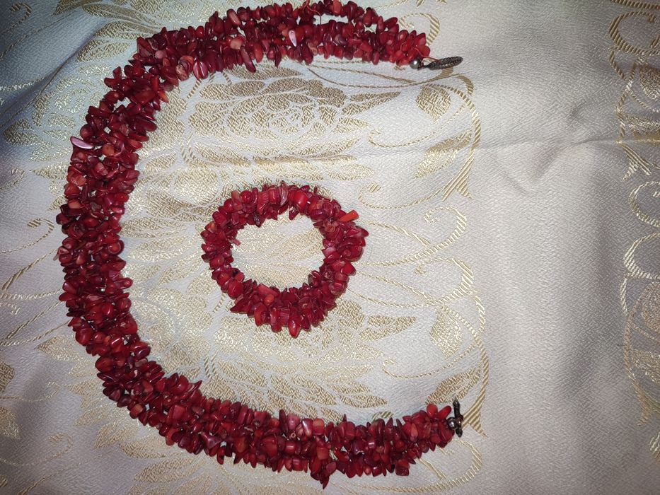 Набор караловые бусы и браслет