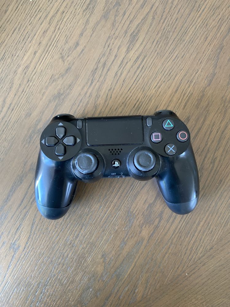 PS4 Pro 1TB + 3 kontrolery + ładowarka do kontrolerów