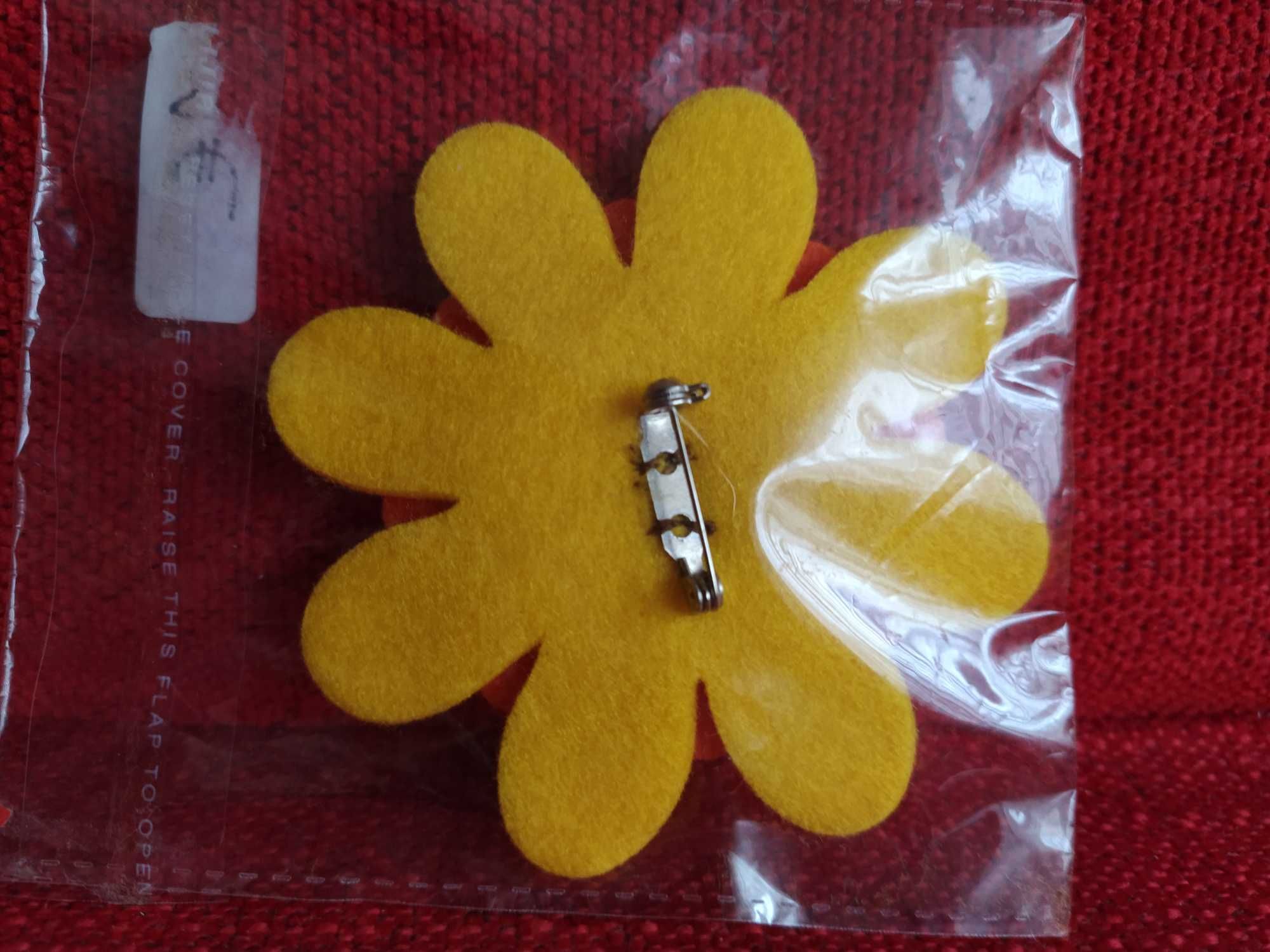 Conjunto de 2 pregadeiras formato flor diâmetro 8cm