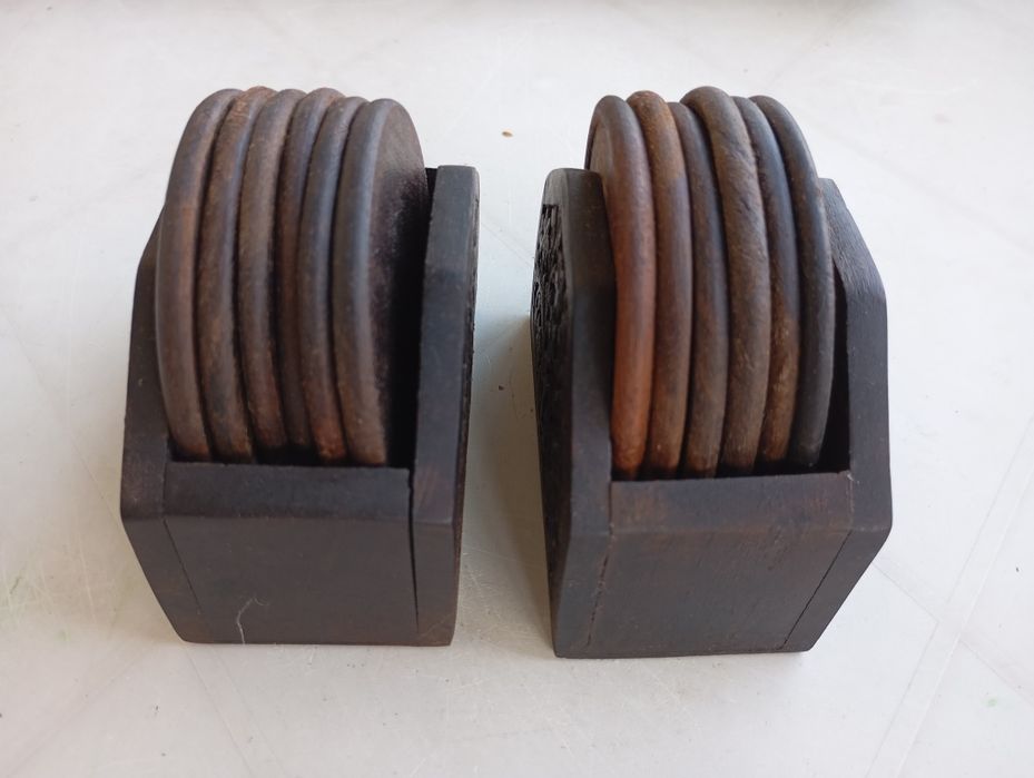 2 conjuntos indianos de 6 bases para copos em madeira esculpida

Vend