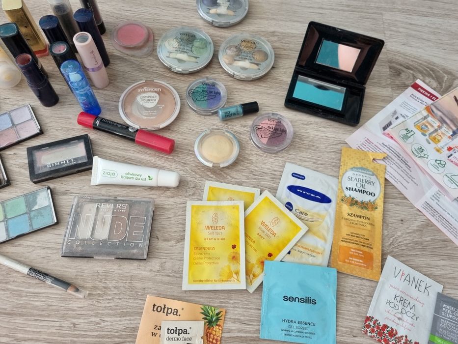 Zestaw kosmetyków cienie do oczu szminka pomadki krem lusterko