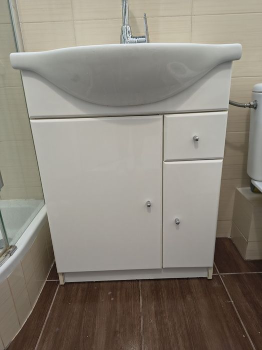 Szafka z umywalką i baterią umywalkową