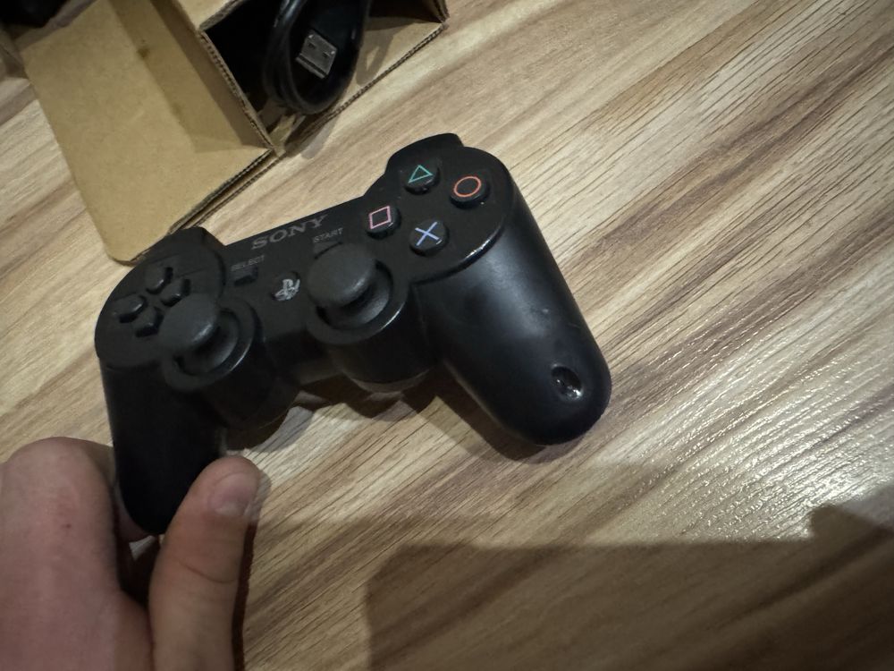 Konsola Playstation 3 z kartonem i papierami