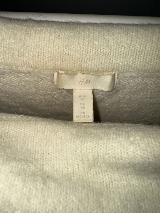 Білий светр H&M, бежевий светр із замочками збоку
