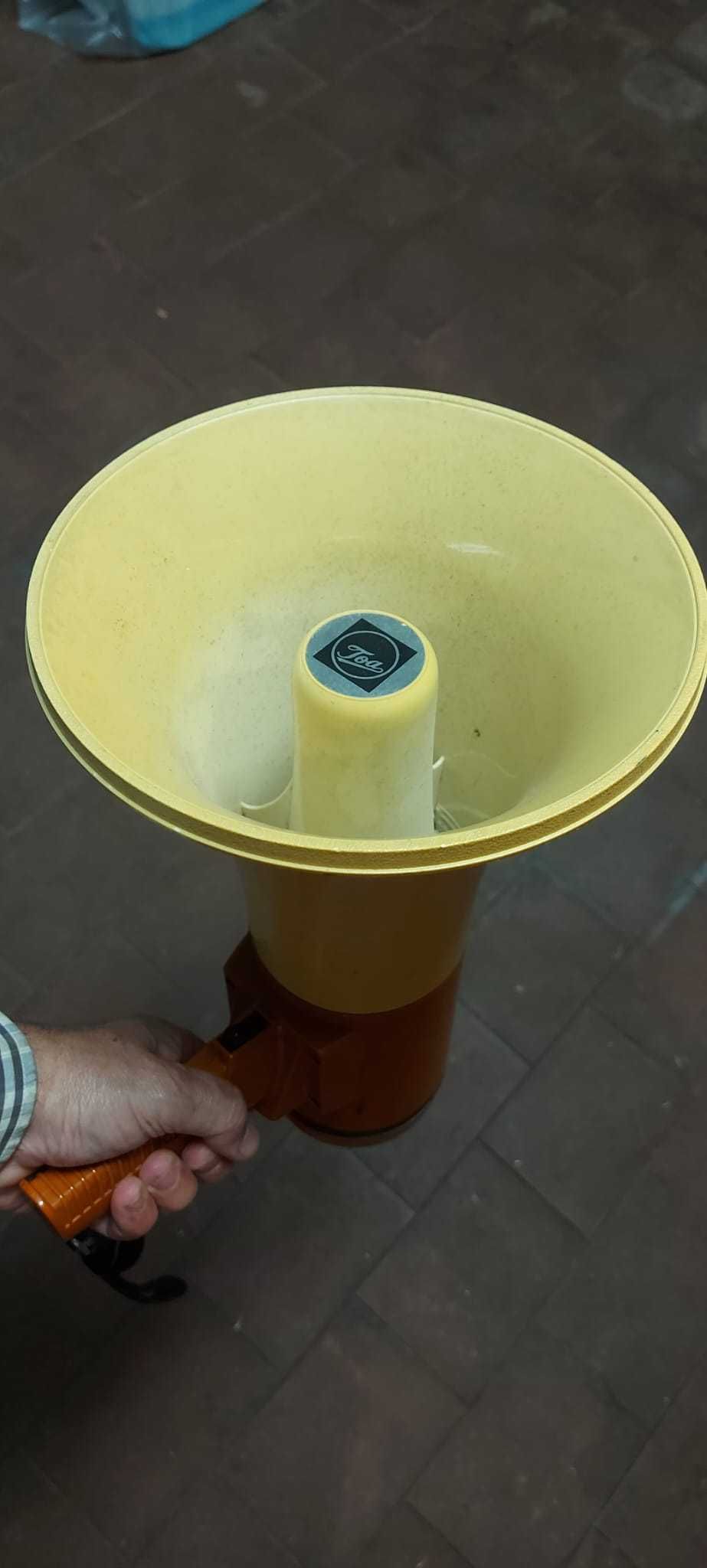 Megafone antigo...funciona com pilhas
