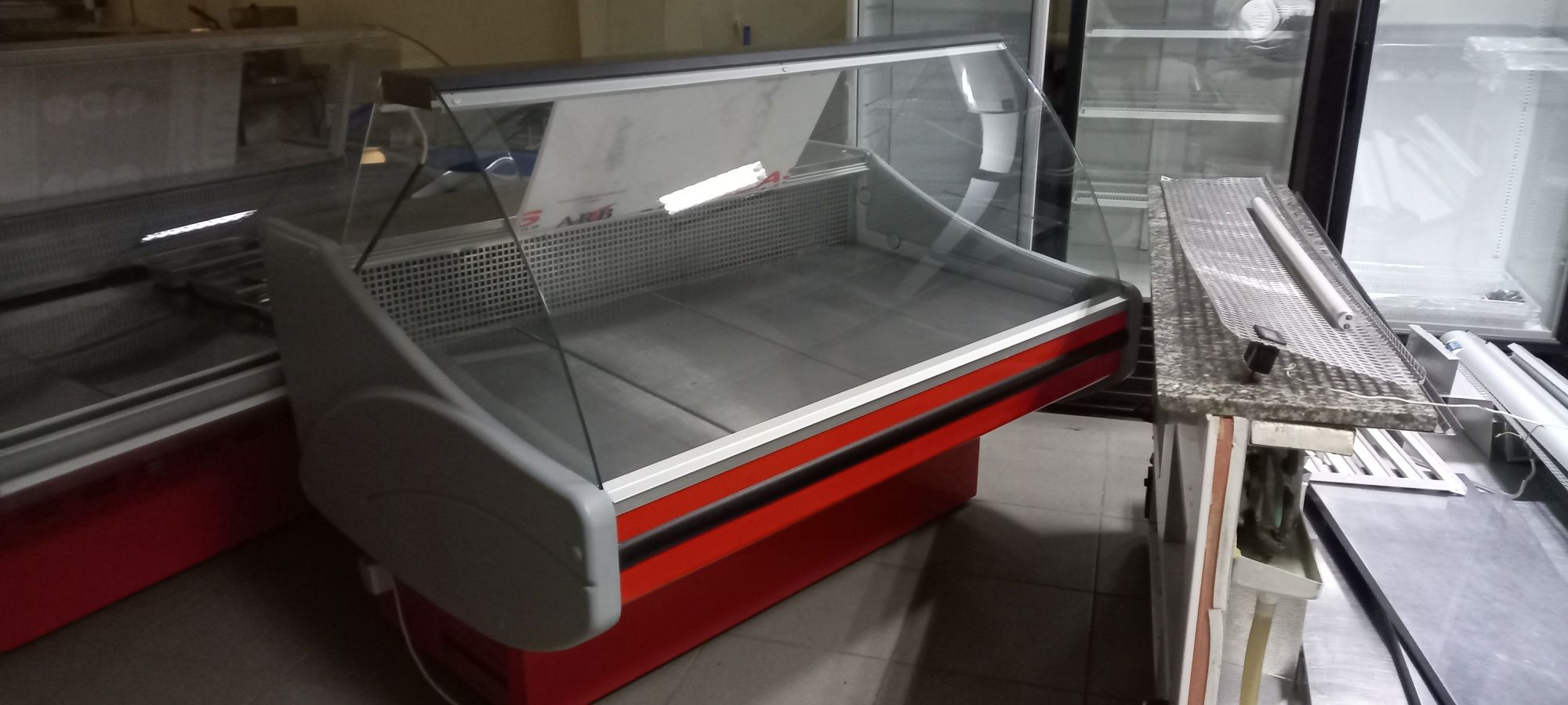 холодильне обладнання вітрини / витрина холодильная