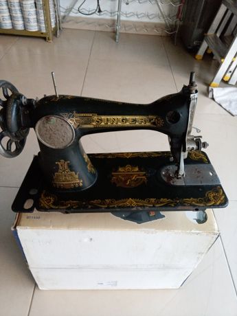 Máquina de costura usada, antiga dos anos 50 já não tem a mesa porque