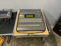 Mesa mistura digital yamaha promix 01 com flightcase