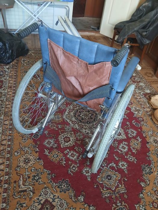 Продам інвалідну коляску.ширин а сидіння 38 см.