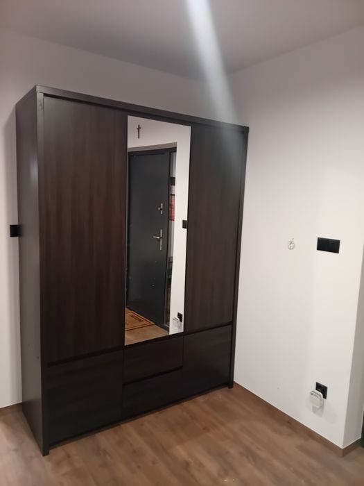 Szafa pięciodrzwiowa z lustrem