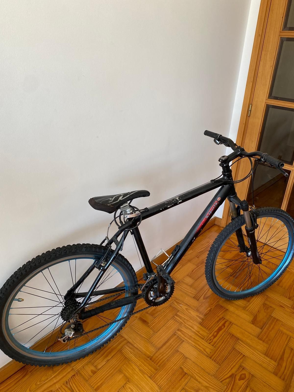 Bicicleta usada bem conservada
