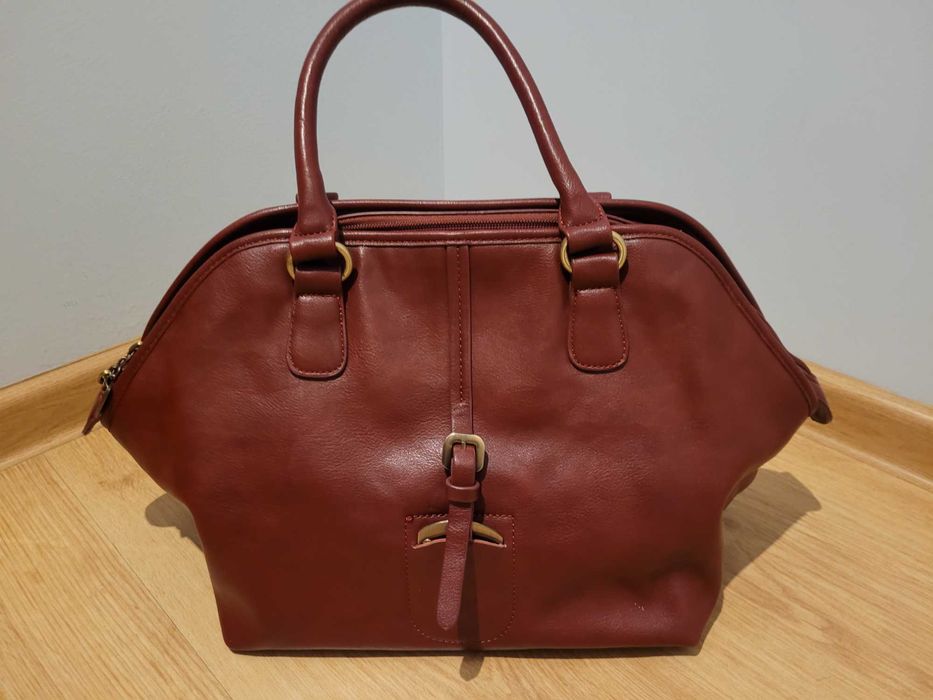 Torba firmy Monnari w kolorze bordowym.