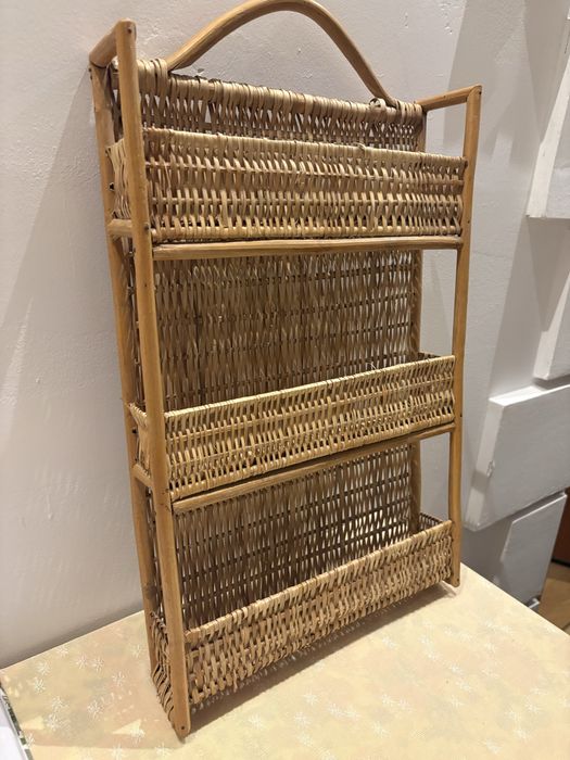 Wiklinowy regał na przyprawy