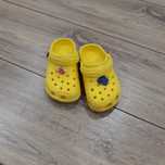 Żółte klapki, sandały,  buty a'la crocs