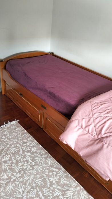 Cama meio corpo com gavetão que faz outra cama e 1 colchão mais móvel