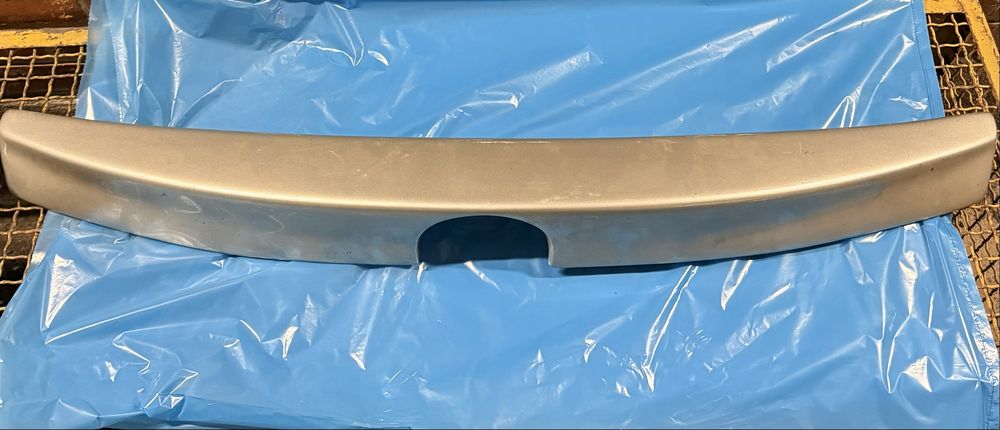 Spoiler tylnej klapy avensis t25