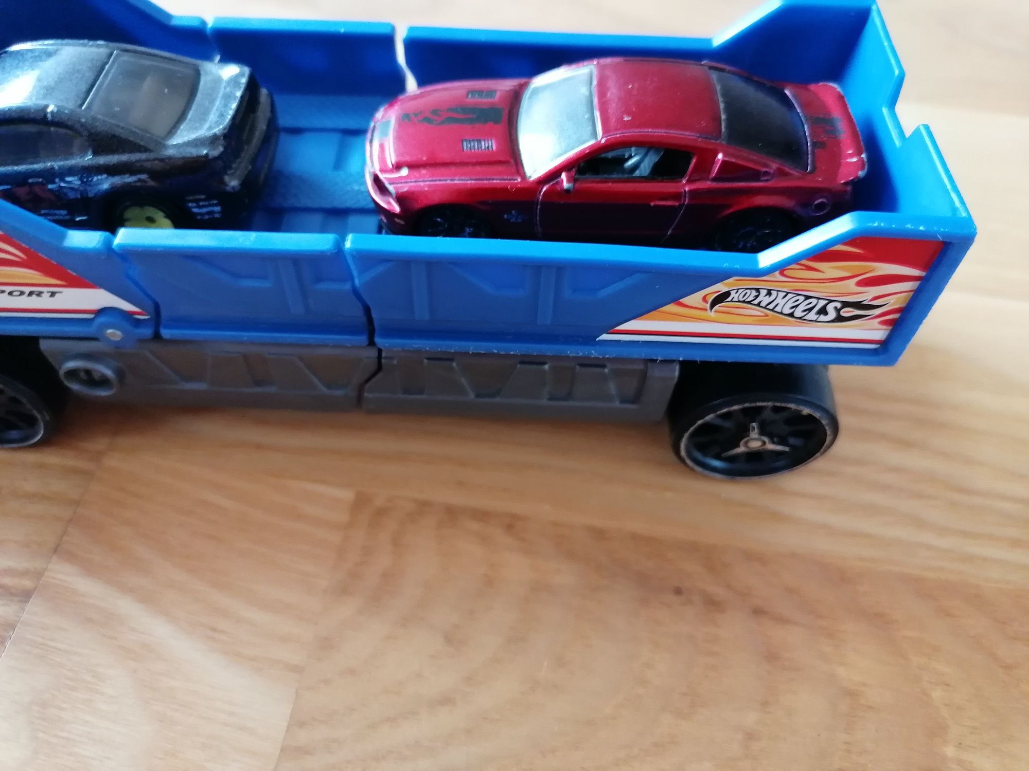 Transporter Hot wheels z 2 autami