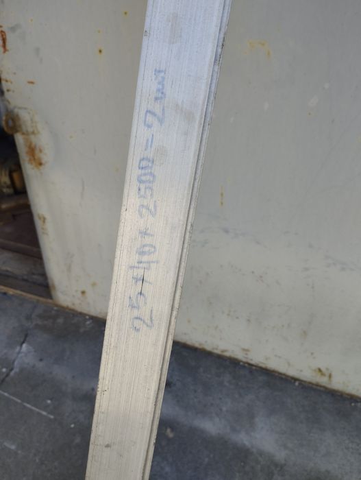 Продается уголок алюминиевый и нержавейка труба 20×40×2 и труба нержав