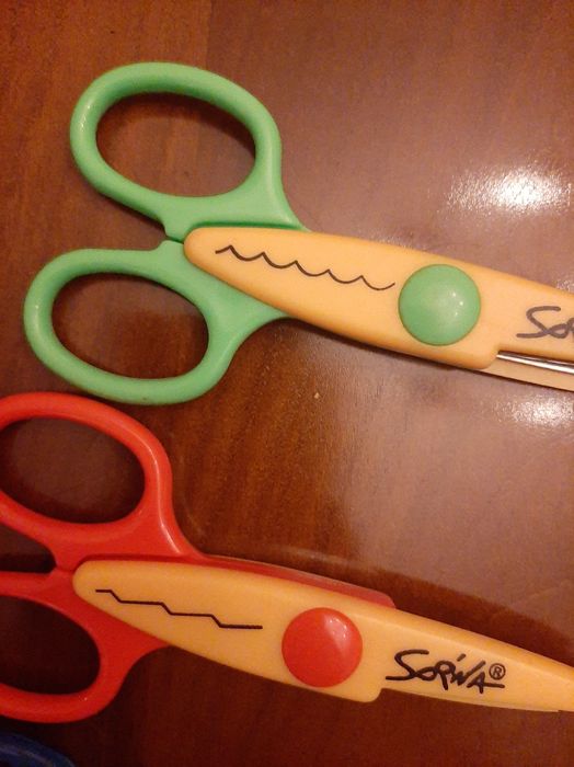 Tesouras com cortes com enfeites