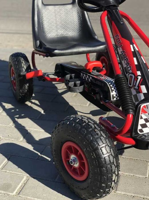 Дитячий педальний велокарт на надувних колесах