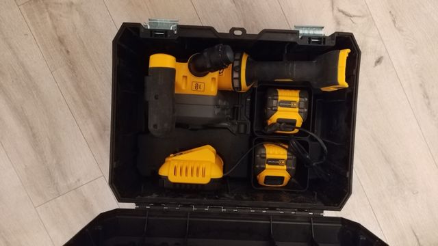 Bruzdownica DeWalt 54V wraz z ładowarką i dwoma bateriami