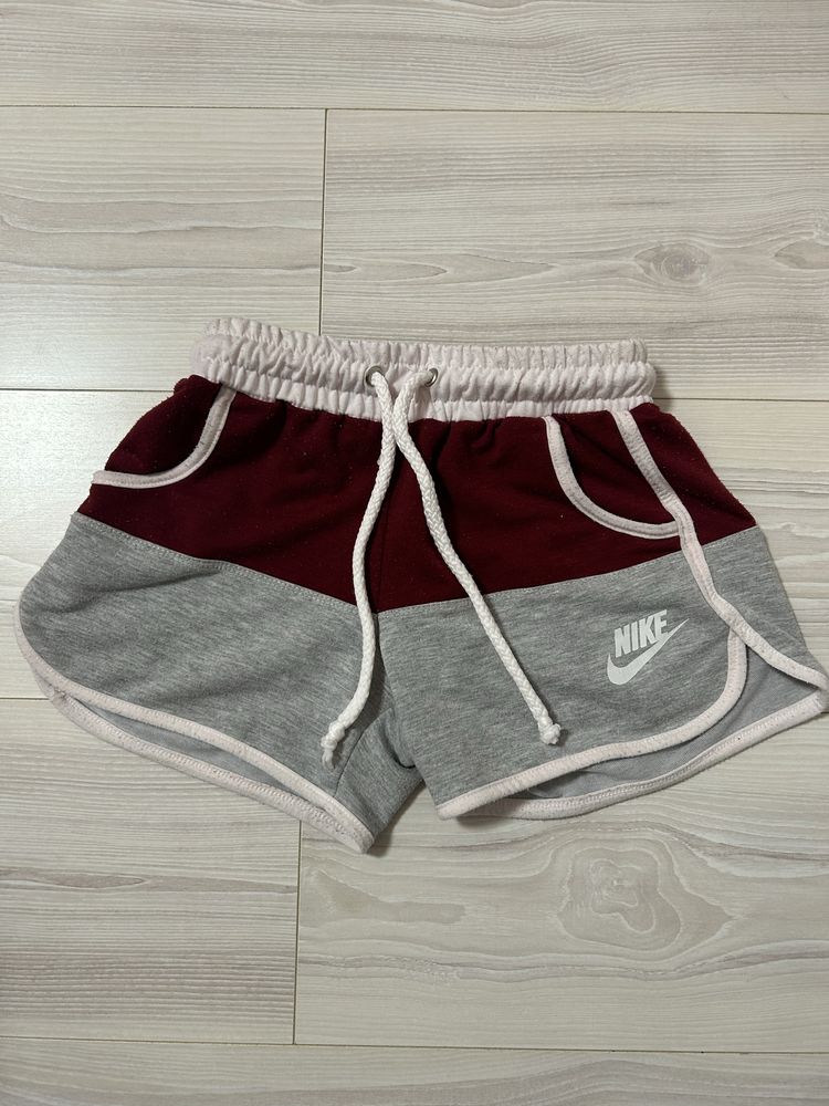Жіночі шорти nike