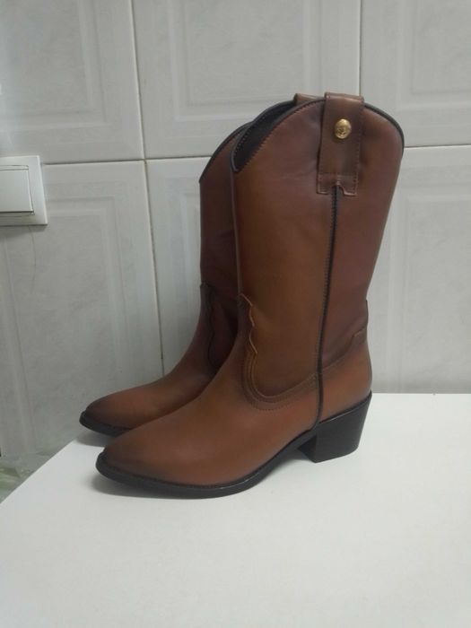 Botins em pele tamanho 40