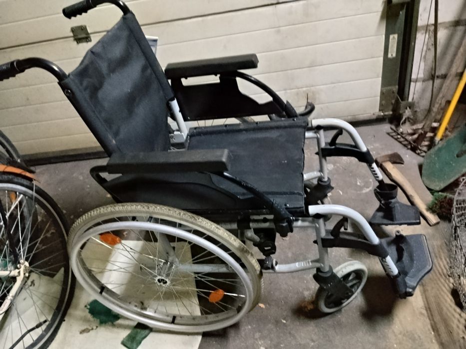 Wózek inwalidzki Breezy pełne koła lekki