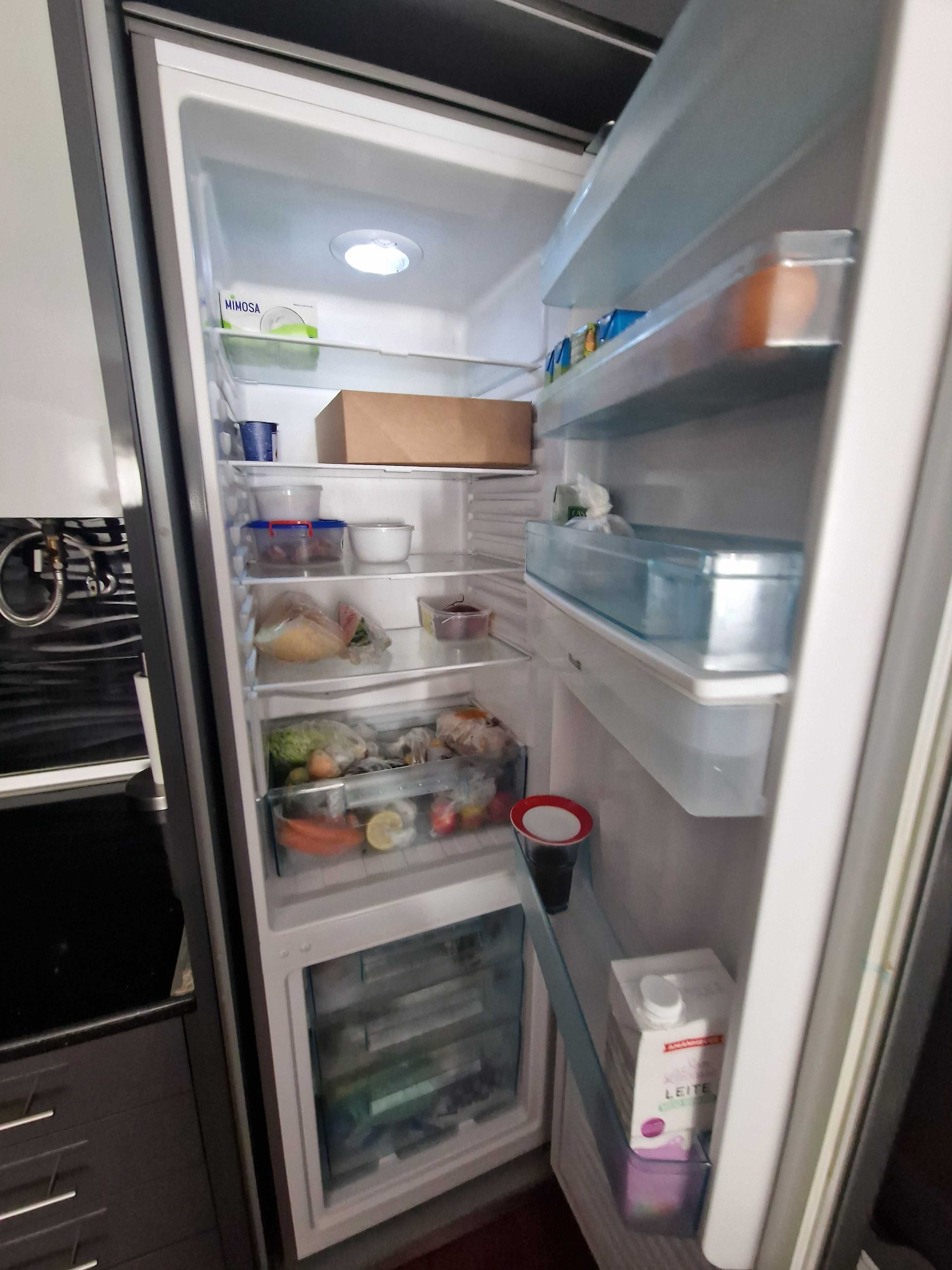 Vendo frigorifico com dispenseiro na porta