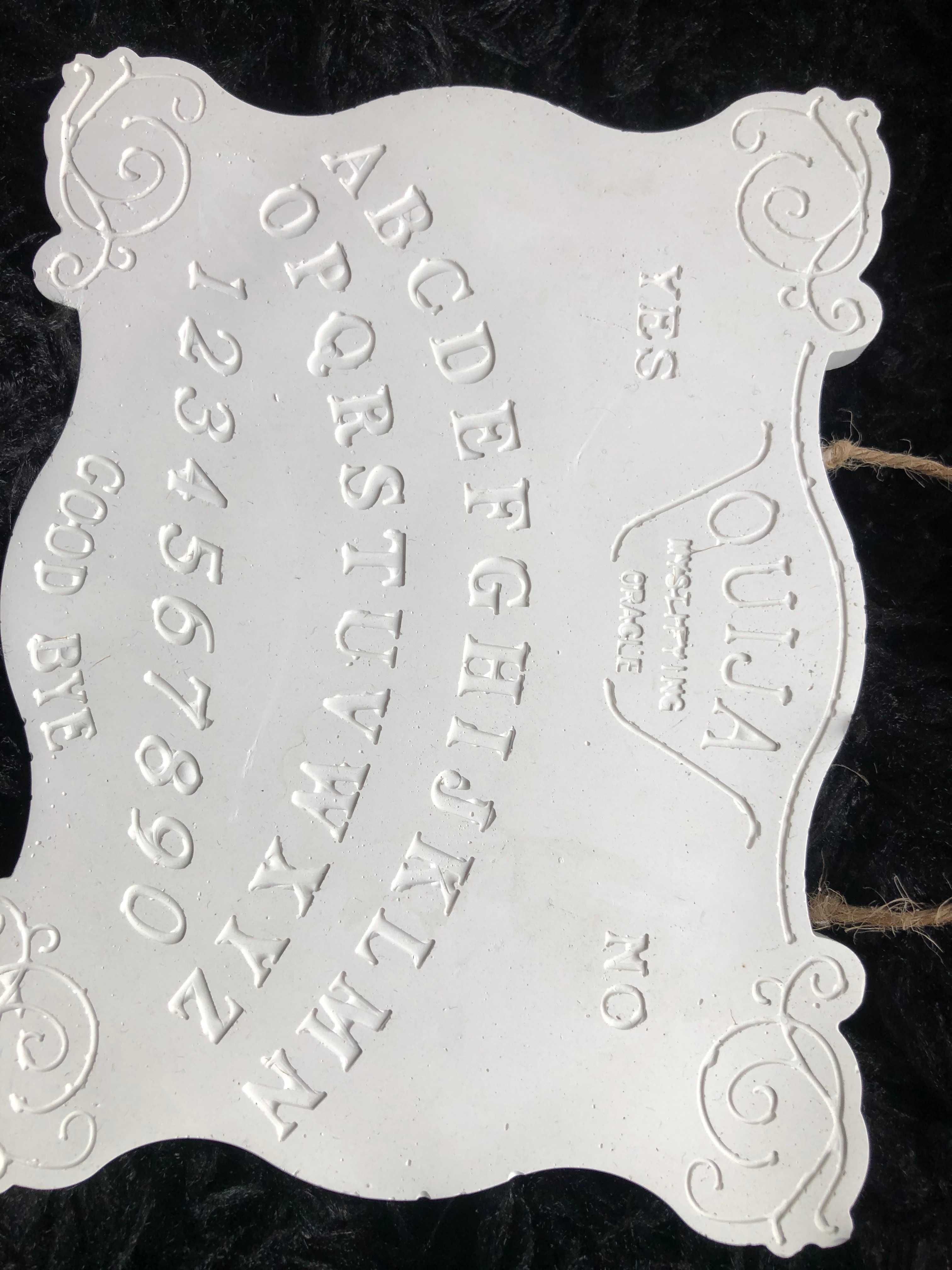 Gipsowa tabliczka OUIJA na sznurku