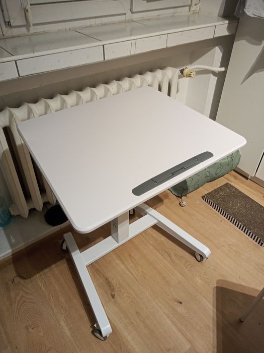 Biurko SENSE z regulacją pochyłu blatu i wysokości