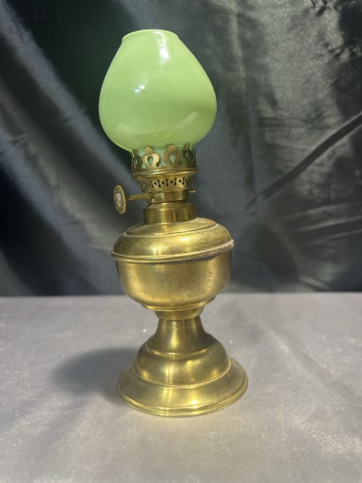 Lampa Naftowa z Mosiądzu i Zielonym Kloszem