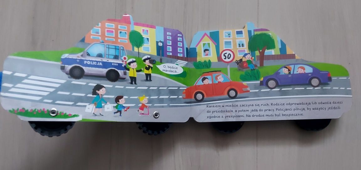 Radiowóz Wóz policyjny Świat na kółkach Książeczka zabawka Auto Aksjom