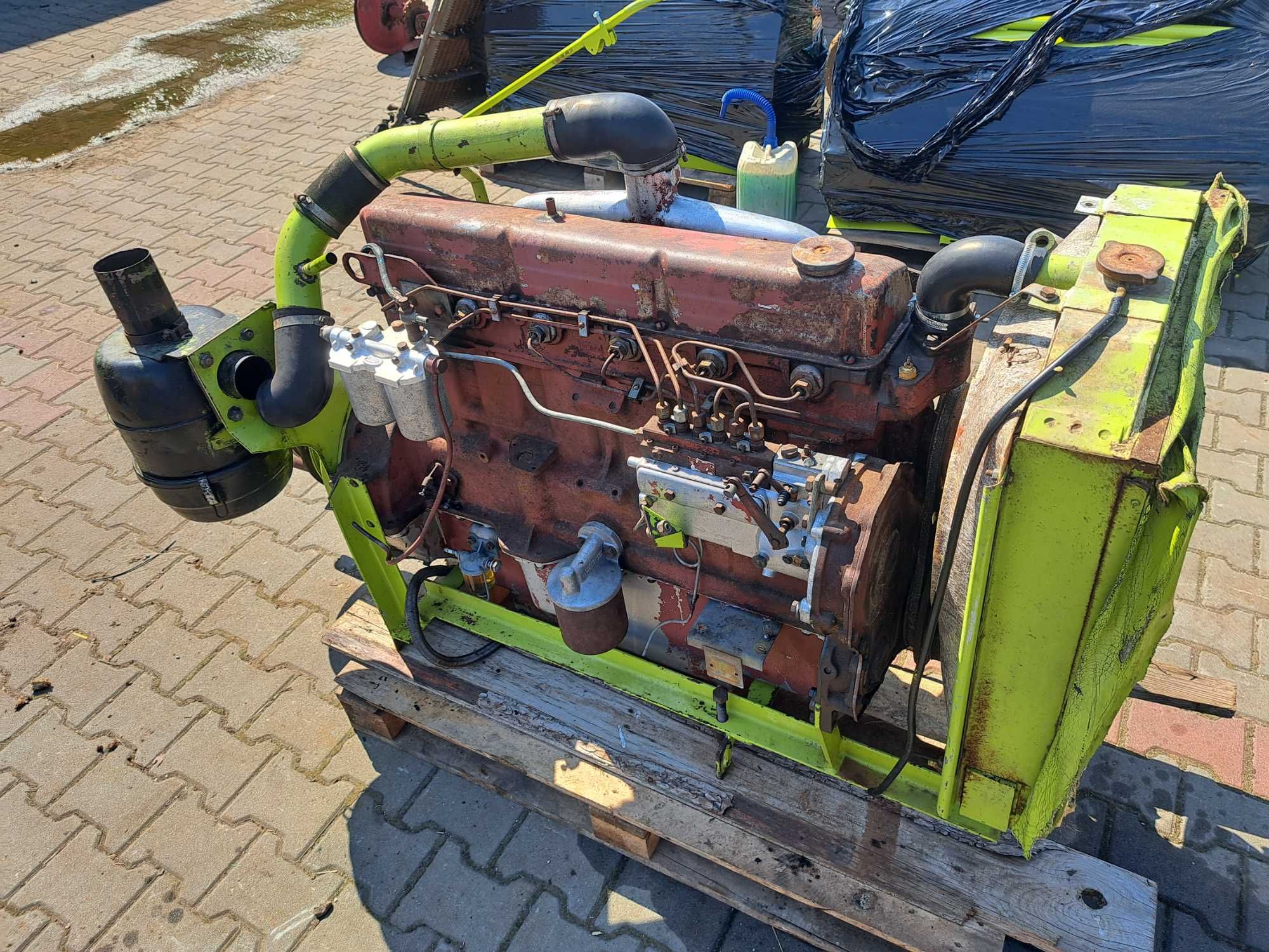 Silnik 6 Ford kombajnu zbożowego Claad uszkodzony części