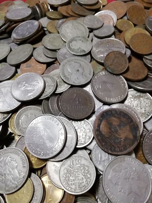 Lote com + de 1000 moedas com muita qualidade .
