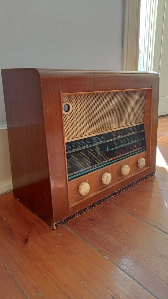 Rádio a válvulas muito antigo