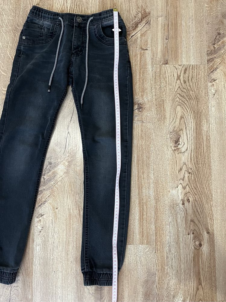 Czarne spodnie joggery Niebieski Księżyc