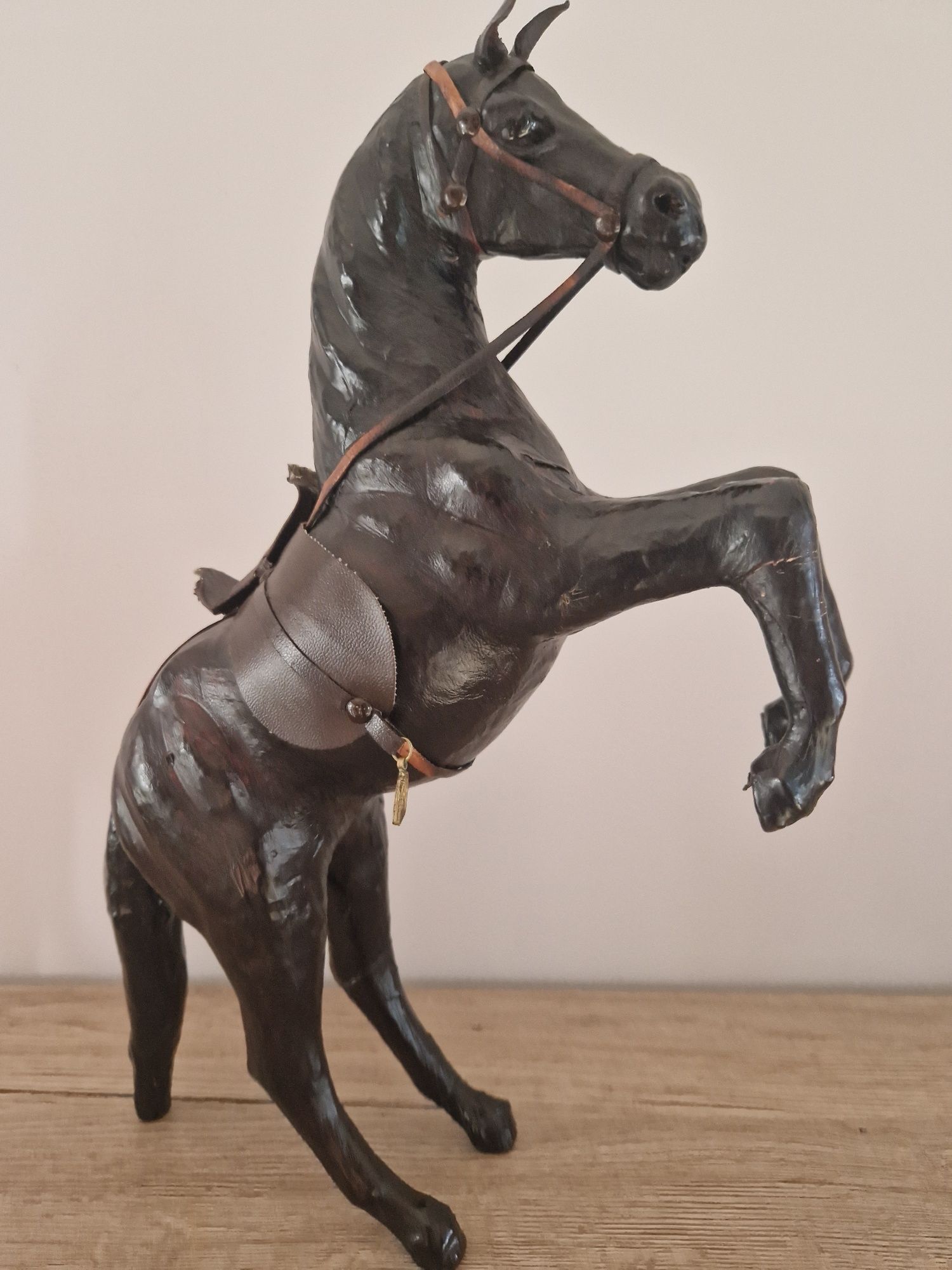 Figurka konia w skórze