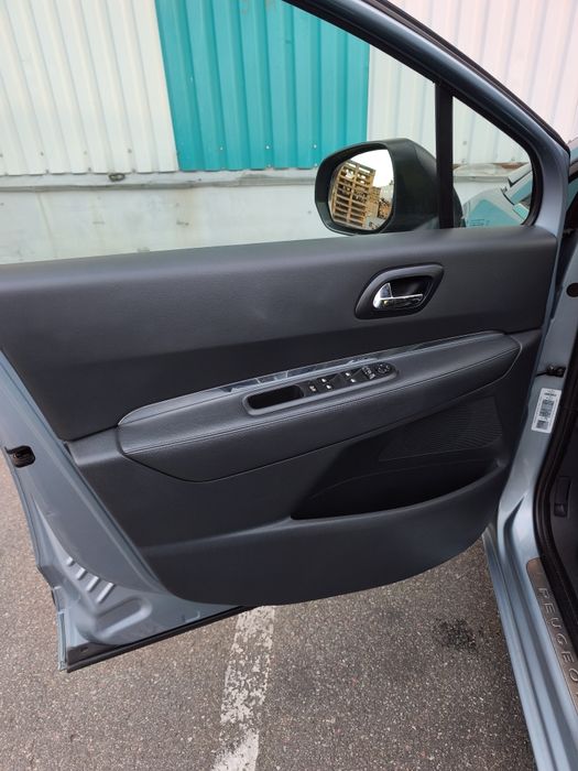 Продам Пежо 5008  2011г. после ДТП.